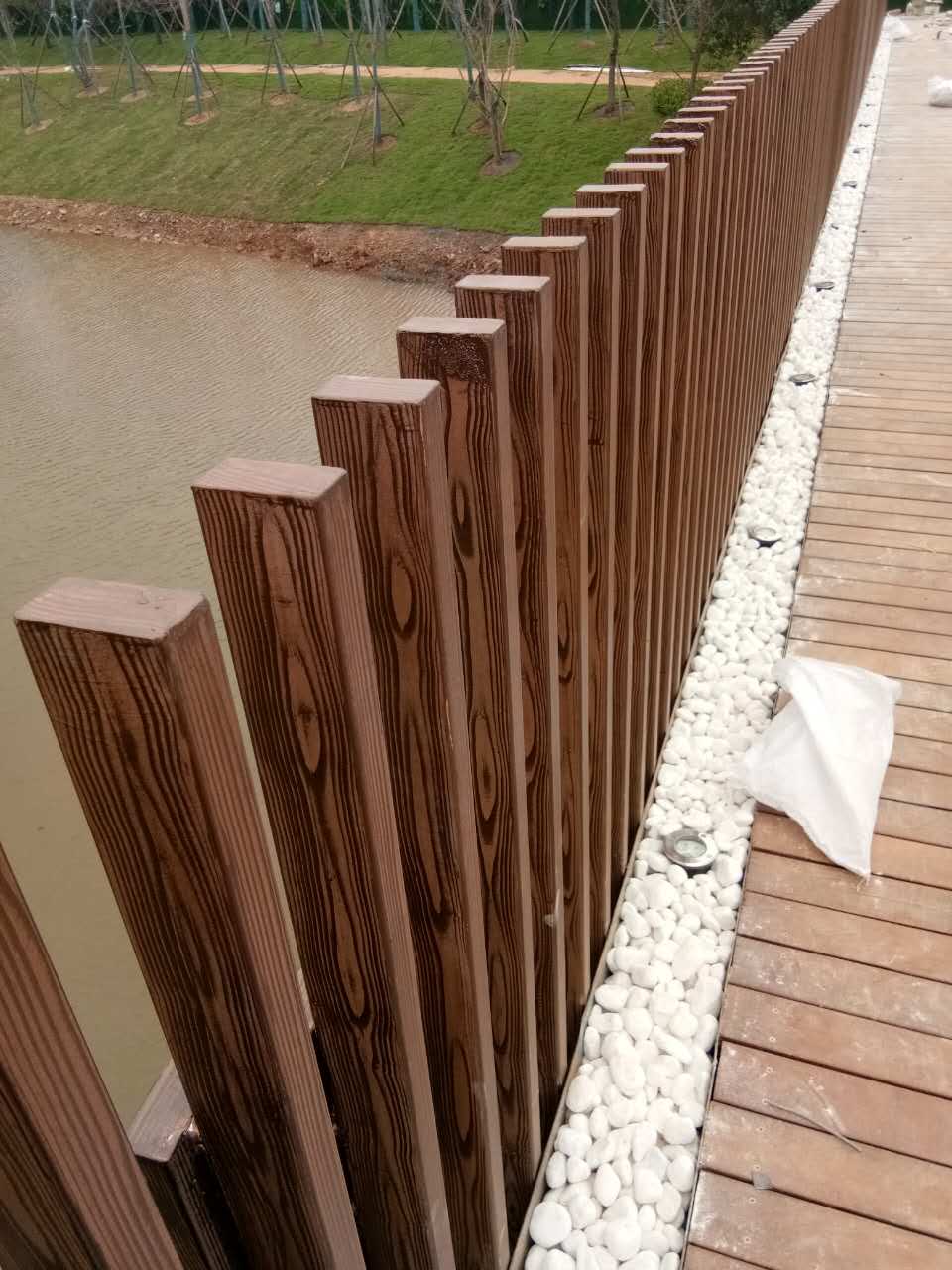 龙岩钢管护栏木纹漆施工项目